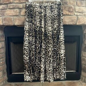 Life & Style black and tan pleated animal print skirt with elastic band. Size 1X